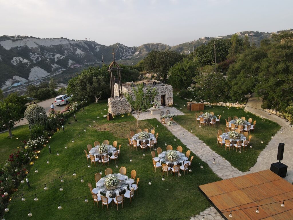 a group of tables and chairs in a yard