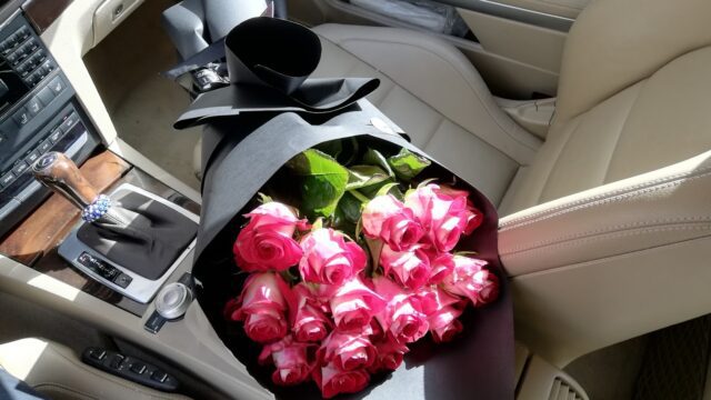 a bouquet of pink roses in a car