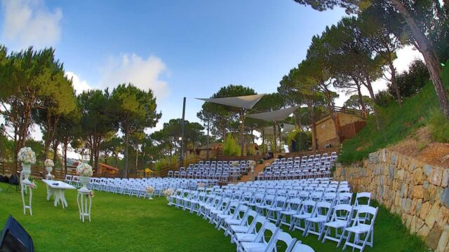 rows of white chairs in a grassy area