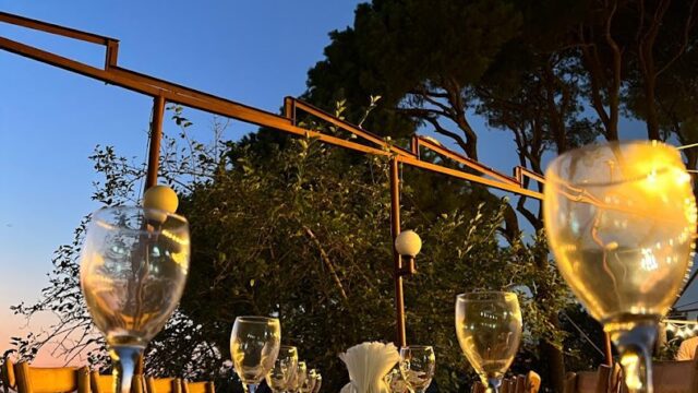 a table with wine glasses and napkins on it