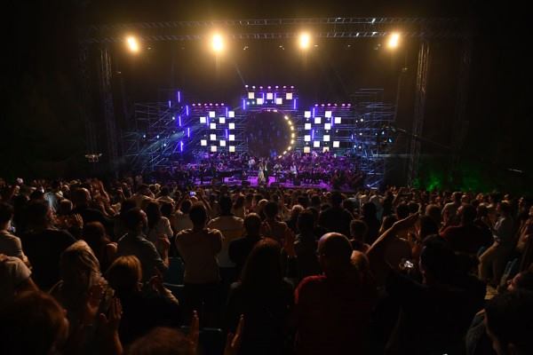 a crowd of people watching a concert