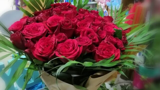 a bouquet of red roses