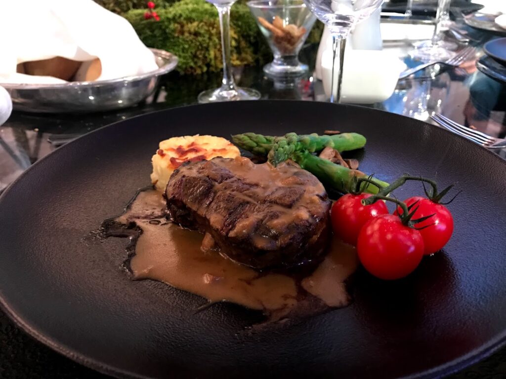 a plate of food with tomatoes and asparagus