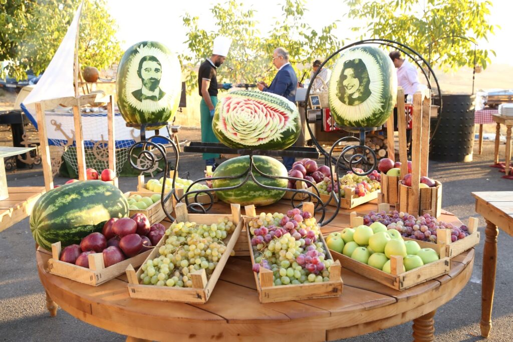 A table with fruit and vegetables brought to you by Baskinta Catering.