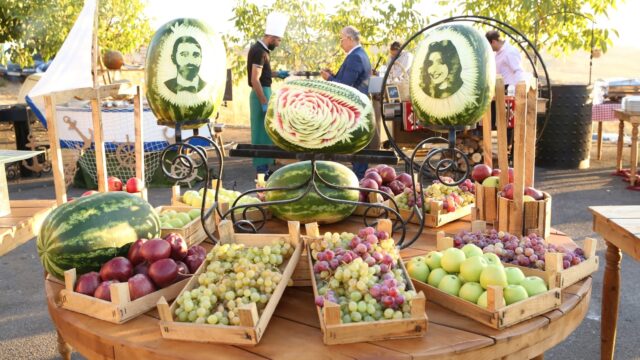 A table with fruit and vegetables brought to you by Baskinta Catering.