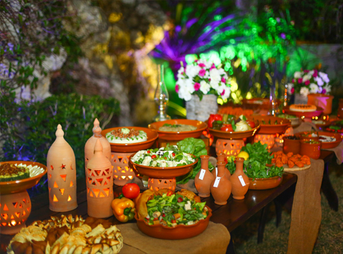 "Le Tablier D'elie is a table full of food."