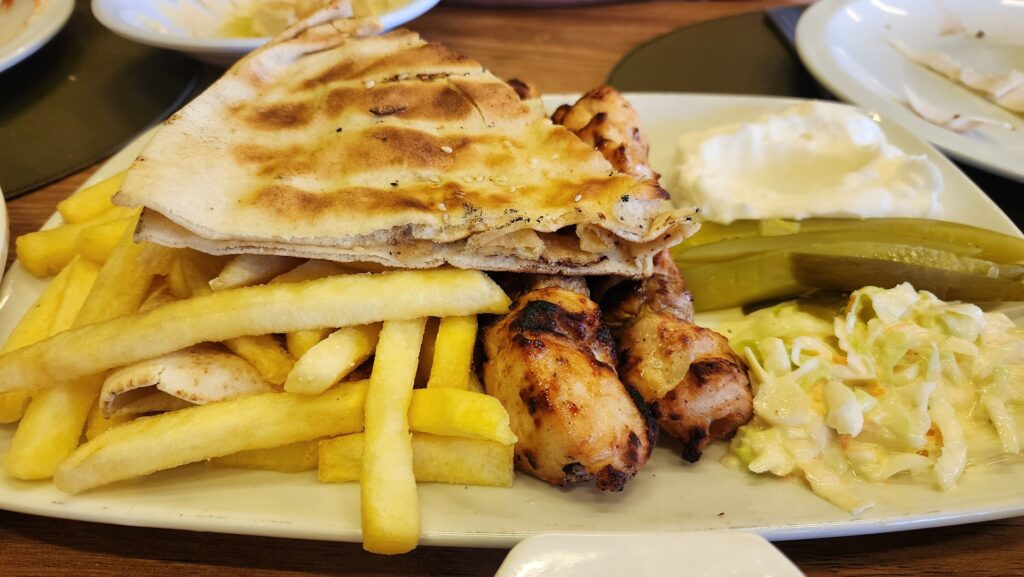 A plate of "Sama Chtaura" food on a table.