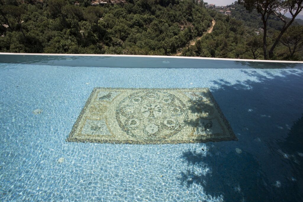 a rectangular rug on top of a pool