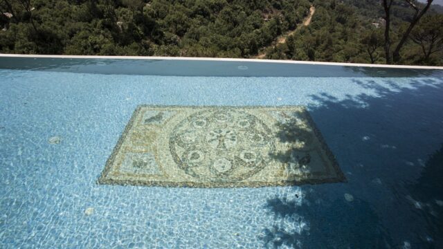 a rectangular rug on top of a pool