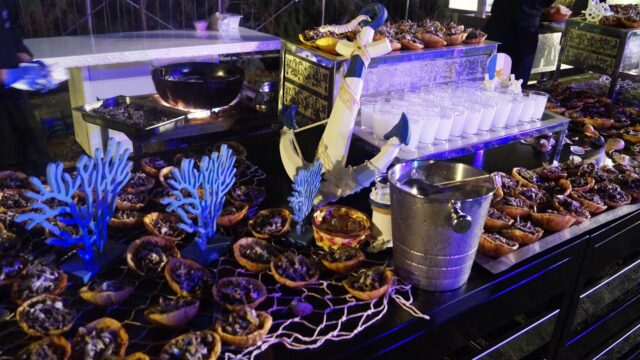 A table with food and drinks from Salameh Traiteur (Catering).